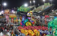 Escolas do Grupo Especial encerram desfiles no Sambódromo