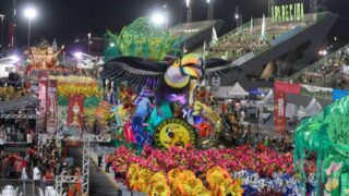 Escolas do Grupo Especial encerram desfiles no Sambódromo