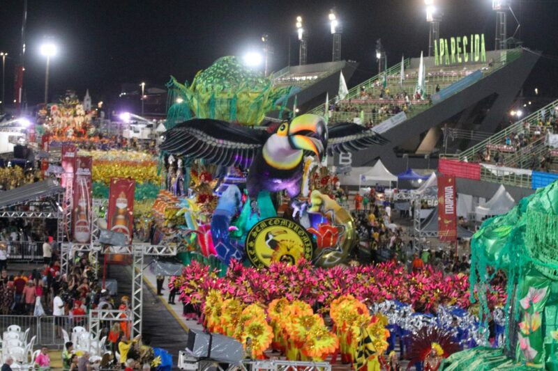 Escolas do Grupo Especial encerram desfiles no Sambódromo