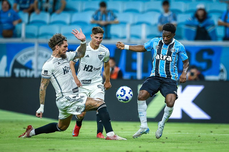 Grêmio e Atletico-MG na estreia do Brasileirão (Foto: Lucas Uebel/Grêmio FBPA) Grêmio vence Atlético-MG por 2 a 1 na estreia do Brasileirão