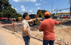 Jander Lobato, prefeito interino, verifica aplicação de asfalto