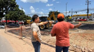 Jander Lobato, prefeito interino, verifica aplicação de asfalto