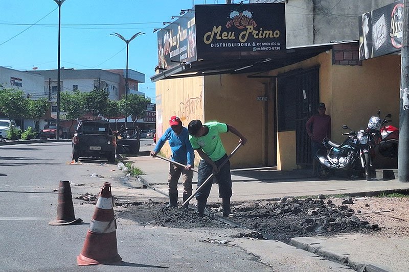 Comerciante realiza tapa-buraco e diz: “Faço o que o prefeito não faz”