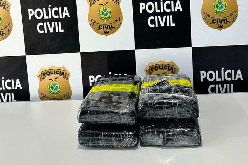 Apreensão de quatro tabletes de cocaína (Foto: Divulgação/PC-AM) Homem é preso com cocaína em embarcação no interior do AM
