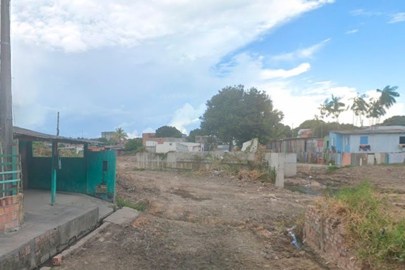 A obra prometia melhorar o tráfego e garantir segurança na rua J, mas se tornou um verdadeiro pesadelo (Foto: Reprodução/Google Street View) Obra parada desde 2022: ponte inacabada causa transtornos e revolta no Jorge Teixeira