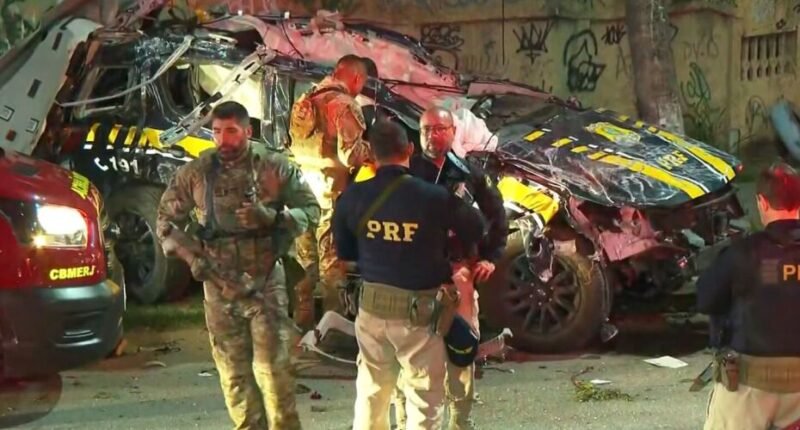 Os agentes foram arremessados para fora do veículo (Foto: Divulgação) Perseguição termina com dois agentes da PRF mortos no Rio
