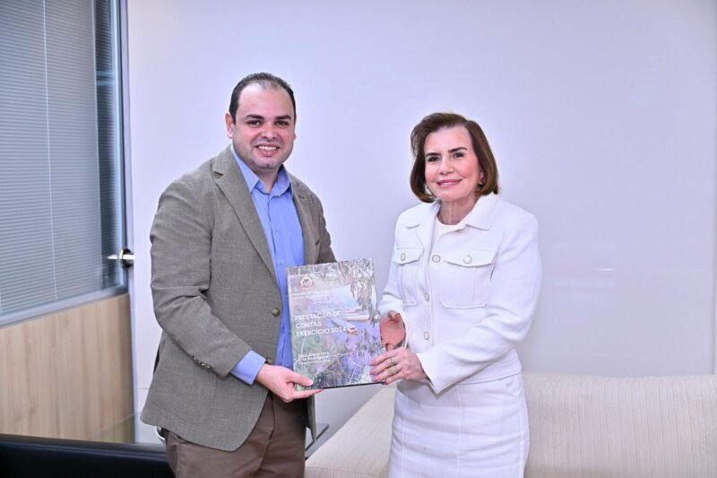A presidente do TCE-AM, Yara Amazônia Lins, entrega a PCA ao deputado e presidente da Aleam, Roberto Cidade (Foto: Joel Arthus/TCE-AM) TCE-AM formaliza entrega da Prestação de Contas à Aleam