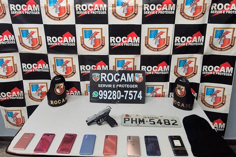 Produtos oriundos de roubo foram recuperados (Foto: Divulgação/PMAM) Trio é preso por roubos e oito celulares são recuperados em Manaus