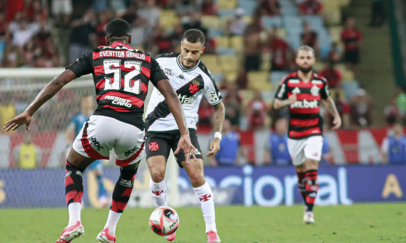 Vasco e Flamengo se enfrentam no Maracanã (Foto: Matheus Lima/CRVG) Vasco e Flamengo duelam no Maracanã pelo Clássico dos Milhões