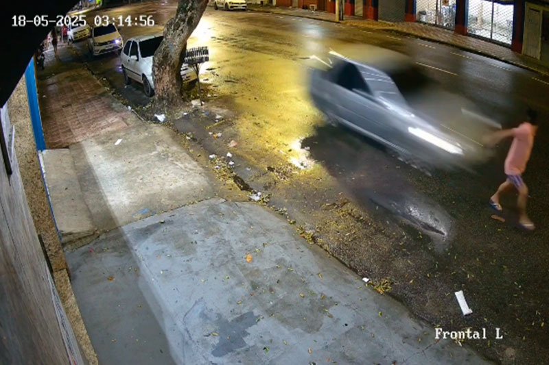 Momento em que o homem é atropelado e morto (Foto: Reprodução) Atropelamento fatal choca o Centro de Manaus na madrugada