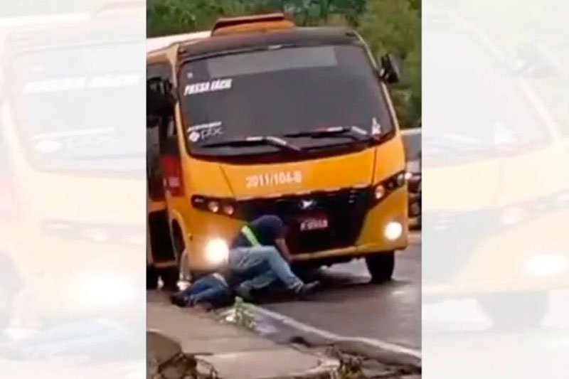 A briga entre motorista foi filmada (Foto: Reprodução) Briga entre motoristas para trânsito em Manaus