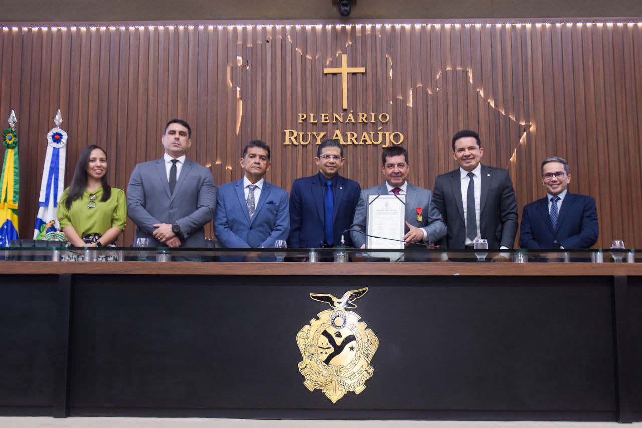 Delegado Leandro Almada recebe Medalha Ruy Araújo