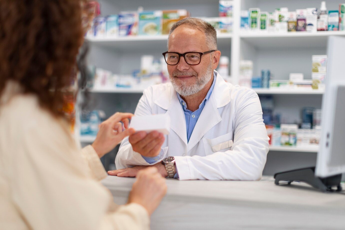 Dia do Genérico reforça o papel do farmacêutico na orientação segura sobre substituição de medicamentos e economia no tratamento – foto: Freepik Dia do Genérico: como substituir corretamente o medicamento de marca