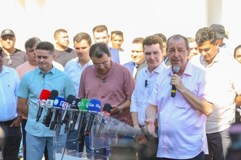 Omar Aziz participa da entrega de 400 moradias no Amazonas