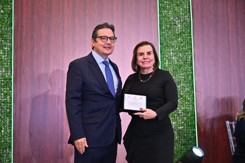 Foto: Joel Arthus / TCE-AM Presidente do TCE-AM é homenageada em Congresso Internacional