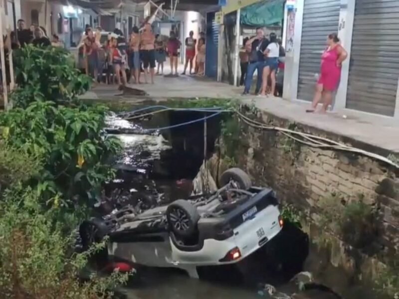 O veículo capotado em igarapé de Manaus (Foto: Divulgação) Motorista cai com carro em igarapé ao fugir de acidente em Manaus