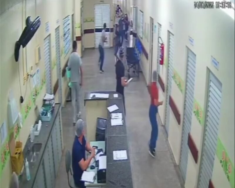 Familiares de paciente falecida partem para agressões e depredações (Foto: Reprodução) Invasão e destruição geram clima de terror em hospital no AM