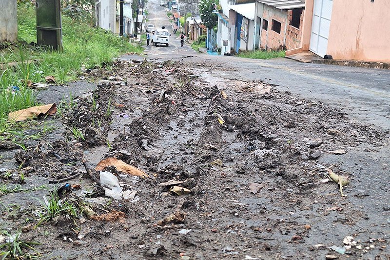Enquanto isso, buracos matam e a população sofre com o abandono (Foto: Josemar Antunes)