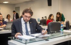 Deputado Thiago Abrahim destaca importância do curso de inteligência artificial da UEA para Itacoatiara e Parintins