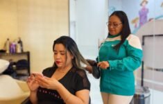 Em Manaus, salões de beleza gratuitos em farmácias atraem cada vez mais mulheres