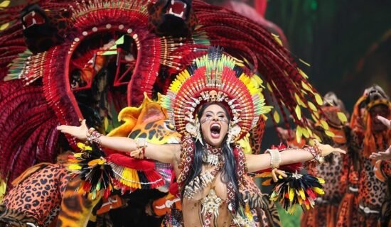 Isabelle Nogueira vira onça no Bumbódromo de Parintins