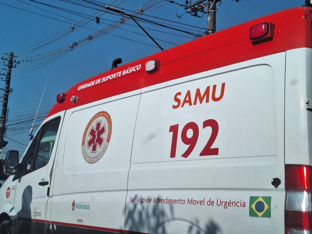 Ambulância do Samu (Foto: Josemar Antunes) Pedestre e trio em moto se ferem após acidente no Zumbi 2