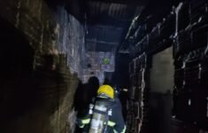Equipe do Corpo de Bombeiros controla incêndio causado por ventilador superaquecido (Foto: Divulgação/CBMAM)