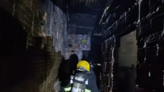 Equipe do Corpo de Bombeiros controla incêndio causado por ventilador superaquecido (Foto: Divulgação/CBMAM)