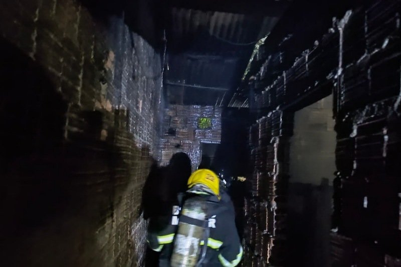 Equipe do Corpo de Bombeiros controla incêndio causado por ventilador superaquecido (Foto: Divulgação/CBMAM) Incêndio causado por ventilador superaquecido
