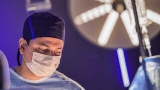 Abdominoplastia corrige excesso de pele após uso de canetas emagrecedoras, explica cirurgião plástico