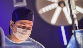 Abdominoplastia corrige excesso de pele após uso de canetas emagrecedoras, explica cirurgião plástico