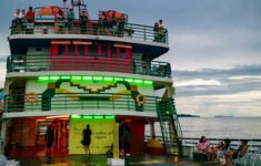 Bienal das Amazônias Sobre as Águas atraca no porto de Iranduba (AM)