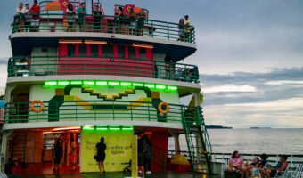 Bienal das Amazônias Sobre as Águas atraca no porto de Iranduba (AM)
