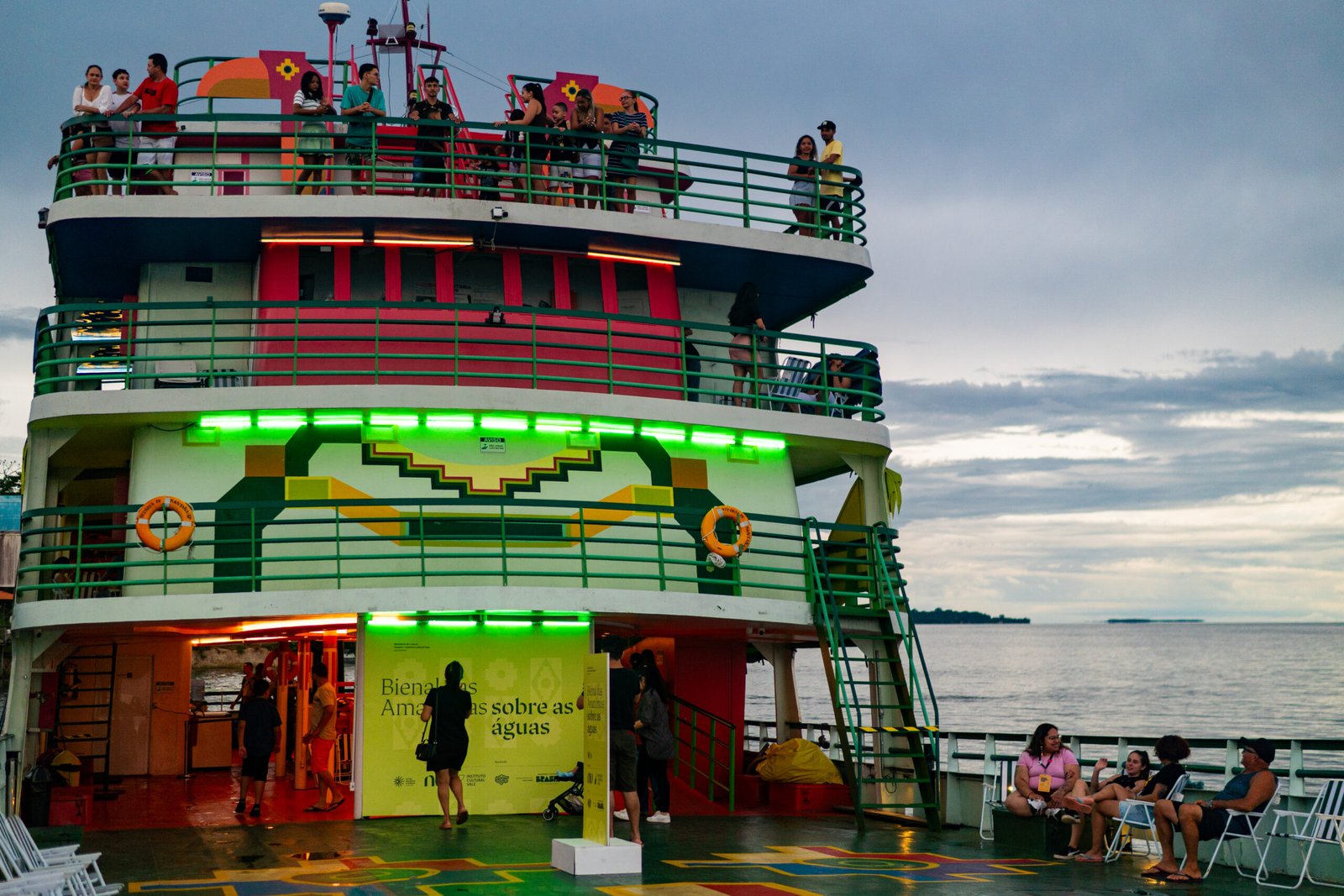 Bienal das Amazônias Sobre as Águas atraca no porto de Iranduba (AM)