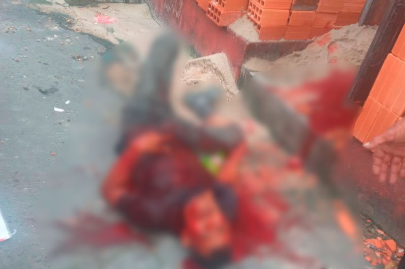 A vítima foi levada para o hospital gravemente ferida (Foto: Diuvlgação) Pedreiro é esfaqueado por dupla durante obra na Zona Leste de Manaus