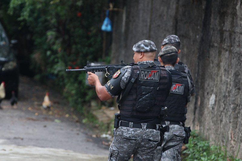 PM apreende armas e drogas em operações em Manaus