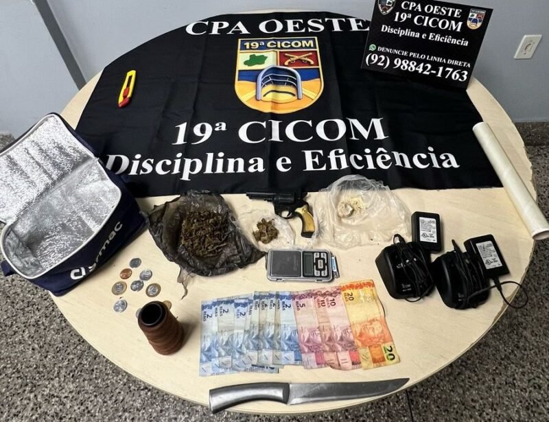 Materiais apreendidos pela Polícia Militar (Foto: Divulgação/PMAM) PM prende quatro por tráfico e apreende drogas em Manaus