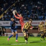 Henrique Almeida decide nos acréscimos e garante os três pontos (Foto: Fabiano Ratake/Avaí)