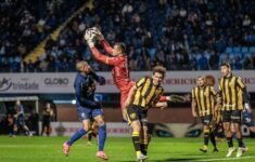 Henrique Almeida decide nos acréscimos e garante os três pontos (Foto: Fabiano Ratake/Avaí)