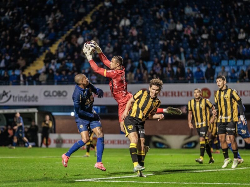 Henrique Almeida decide nos acréscimos e garante os três pontos (Foto: Fabiano Ratake/Avaí) Com emoção no fim, Amazonas vence fora de casa na Série B