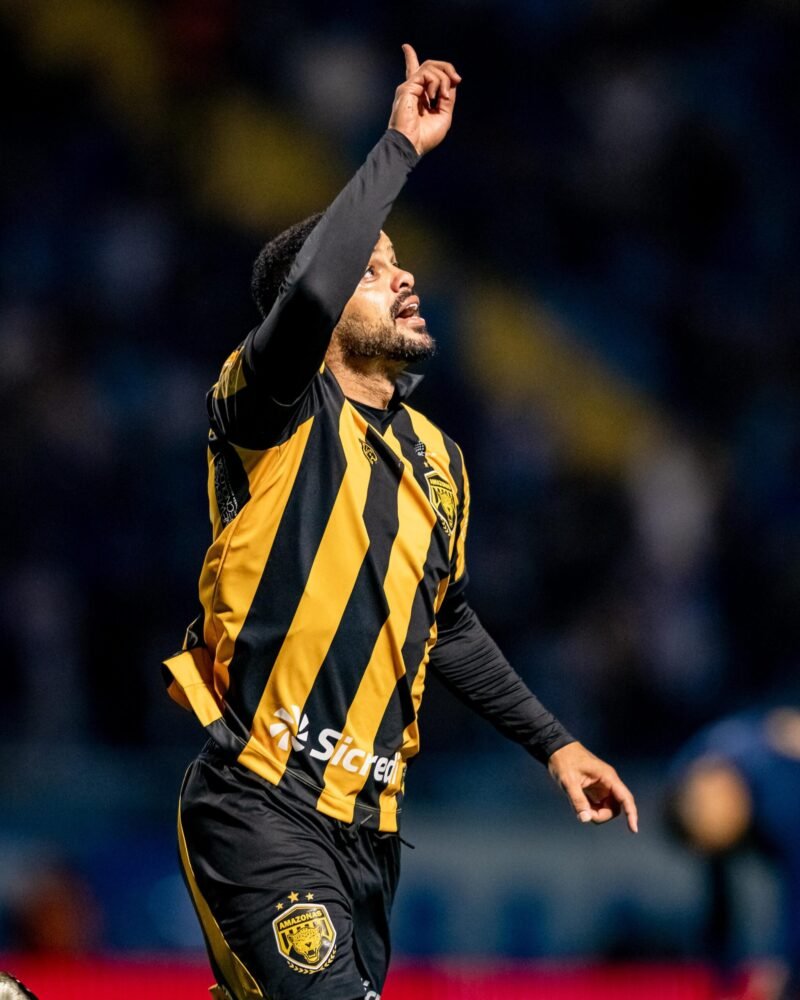 Rafael Tavares comemora o seu gol pelo Amazonas (Foto: Léo Piva)