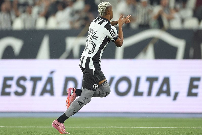 Danilo, do Botafogo, comemora gol de fora da área (Foto: Vitor Silva/Botafogo) Botafogo goleia Bragantino e volta a vencer no Niltão
