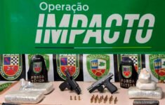 Foram apreendidos quatro quilos de drogas, arma e munições (Foto: Divulgação/PMAM)