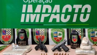 Foram apreendidos quatro quilos de drogas, arma e munições (Foto: Divulgação/PMAM)