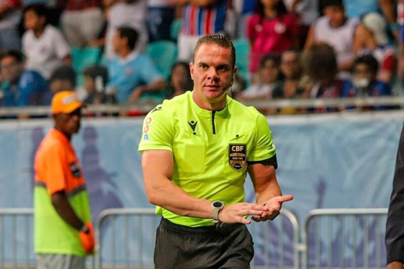 Gustavo Ervino Bauermann apita Amazonas x Volta Redonda na Série B (Foto: Donaldo Hadlich) Árbitro catarinense apita duelo Amazonas e Voltaço na Série B