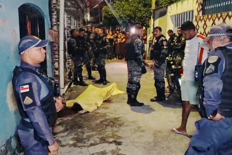 O local de homicídio foi isolado pela polícia (Foto:Divulgação) Homem é executado em área de invasão na Zona Leste de Manaus