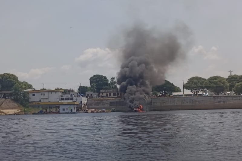 Lancha é destruída por incêndio em marina de Nhamundá