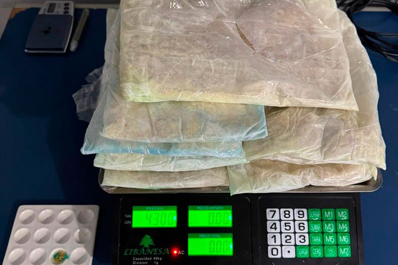 A droga foi encontrada durante fiscalização de rotina no terminal de embarque (Foto: Divulgação/PF) PF prende mulher com cocaína presa ao corpo em Tabatinga