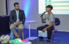 Escola de liderança prepara crianças e adolescentes em Manaus