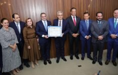 Presidente do TCE-AM prestigia homenagem ao ministro Luiz Gurgel na Aleam